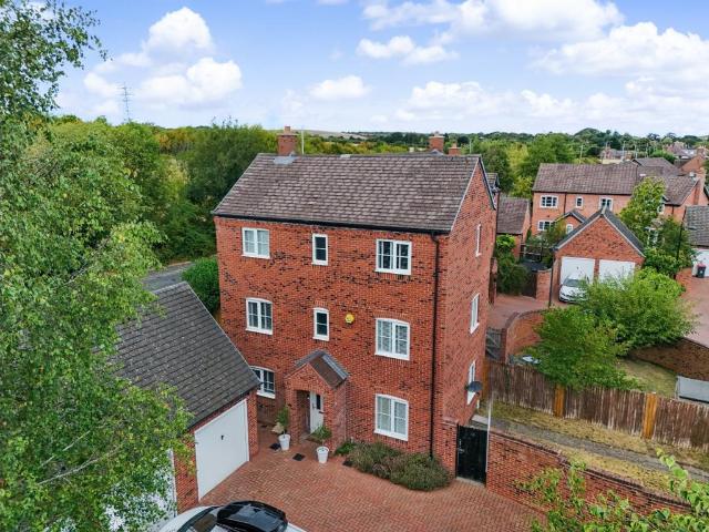 5 bedroom end of terrace house for sale