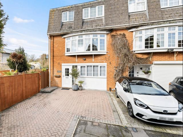 5 bedroom end of terrace house for sale