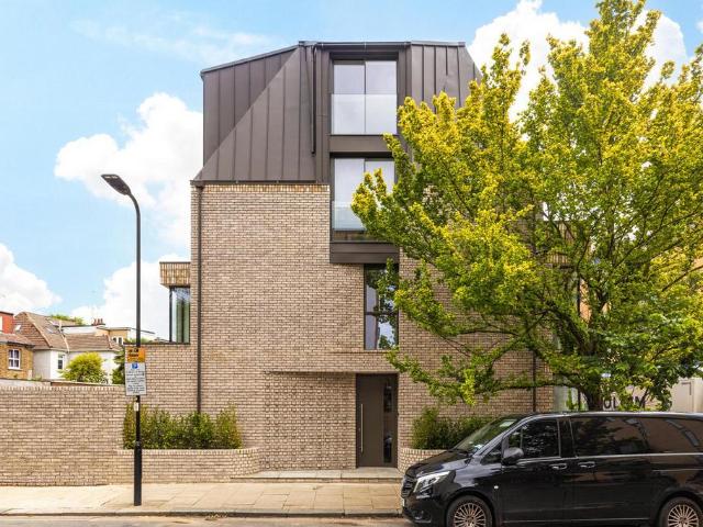 5 bedroom end of terrace house for sale