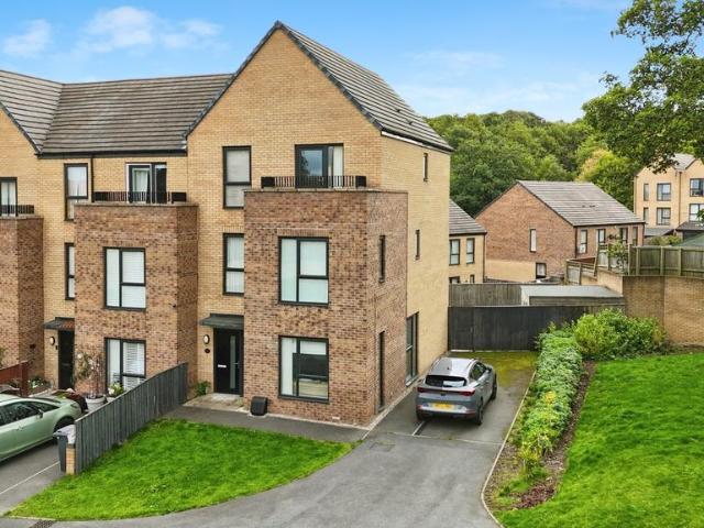 5 bedroom end of terrace house for sale