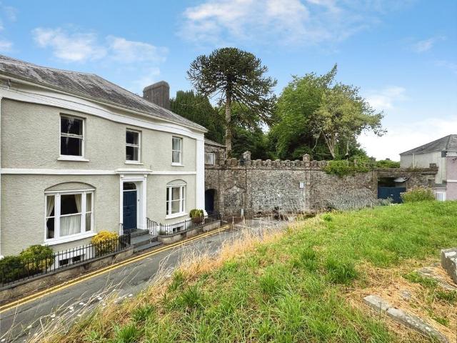 5 bedroom end of terrace house for sale
