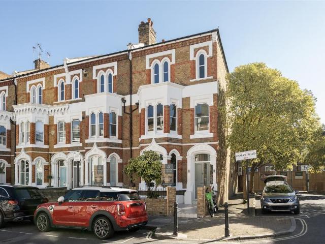 5 bedroom end of terrace house for sale