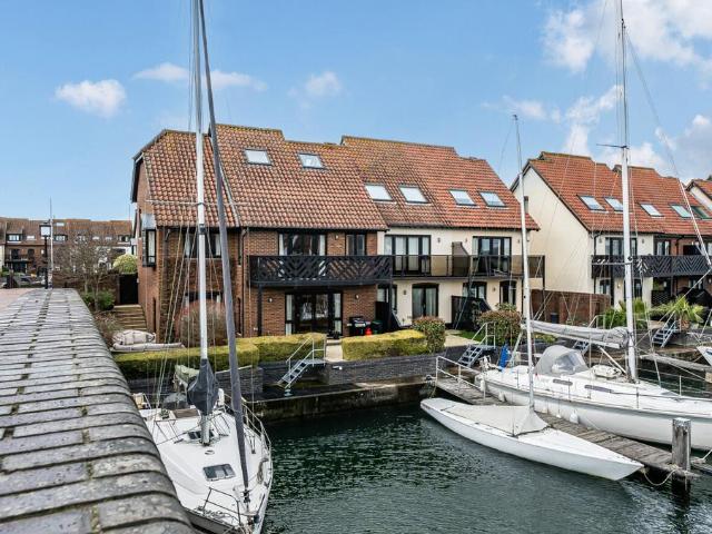 5 bedroom end of terrace house for sale