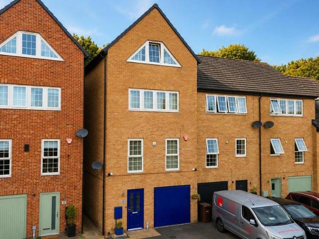 5 bedroom end of terrace house for sale