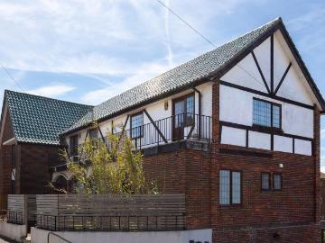 5 bedroom end of terrace house for sale