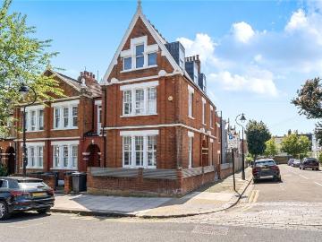 5 bedroom end of terrace house for sale