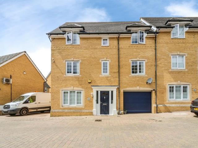 5 bedroom end of terrace house for sale