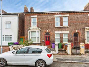 5 bedroom end of terrace house for sale
