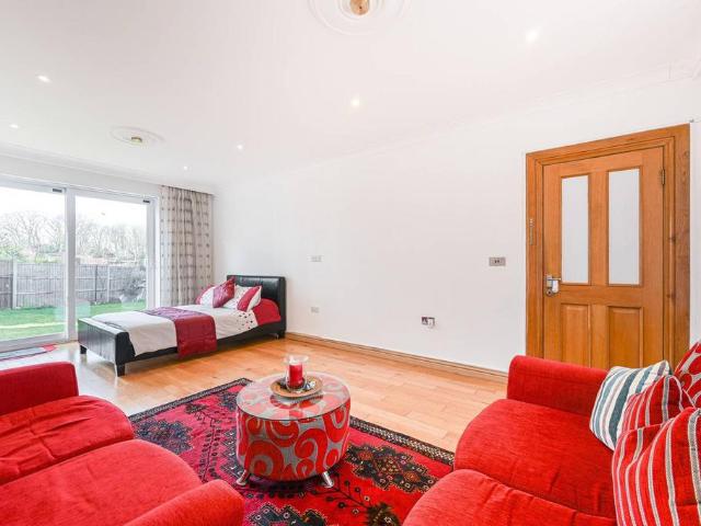 5 bedroom end of terrace house for sale