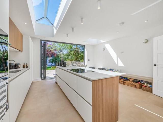 5 bedroom end of terrace house for sale