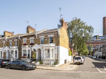 5 bedroom end of terrace house for sale