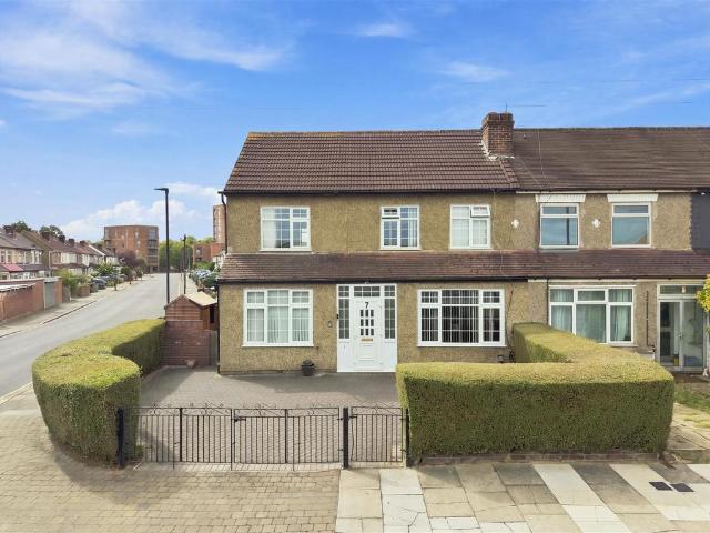 5 bedroom end of terrace house for sale