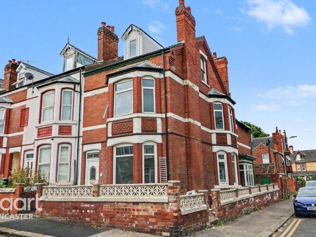 5 bedroom end of terrace house for sale