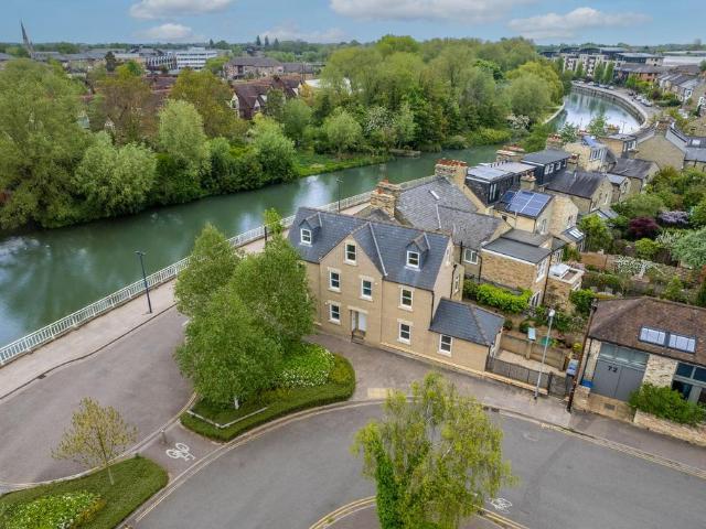 5 bedroom end of terrace house for sale