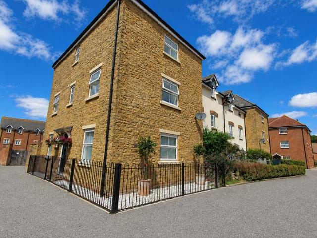 5 bedroom end of terrace house for sale