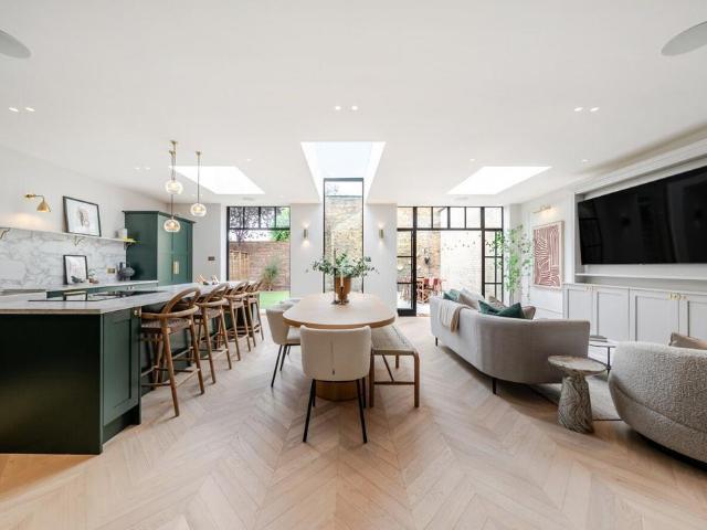 5 bedroom end of terrace house for sale