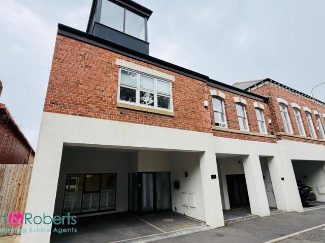 5 bedroom end of terrace house for sale