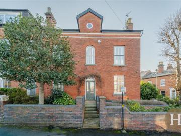 5 bedroom end of terrace house for sale
