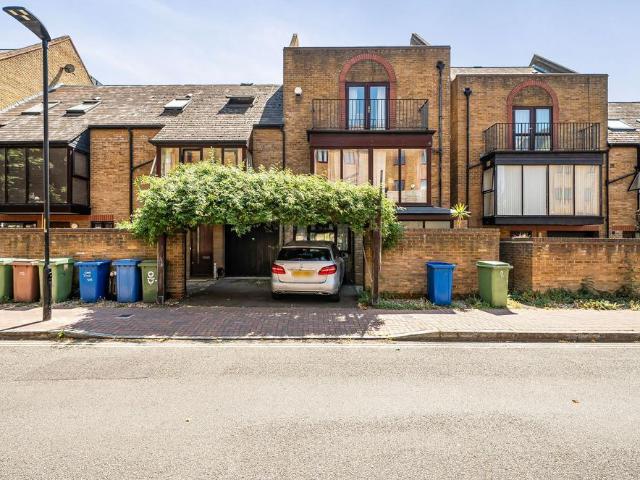5 bedroom end of terrace house for sale