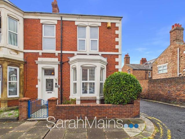5 bedroom end of terrace house for sale