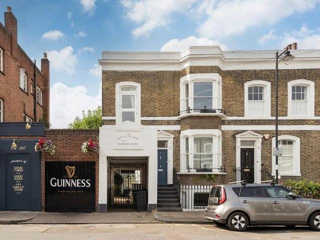 5 bedroom end of terrace house for sale