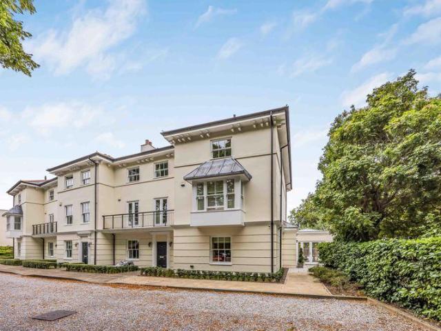 5 bedroom end of terrace house for sale