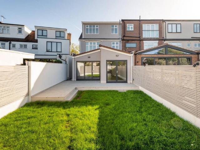 5 bedroom end of terrace house for sale