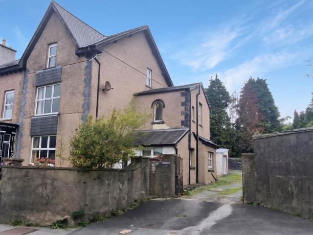 5 bedroom end of terrace house for sale