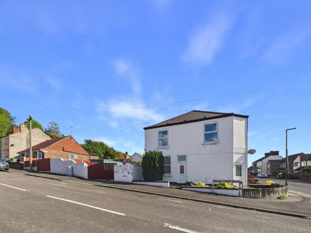 5 bedroom end of terrace house for sale