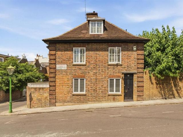 5 bedroom end of terrace house for sale