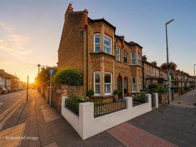 5 bedroom end of terrace house for sale