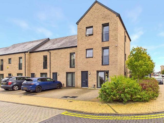 5 bedroom end of terrace house for sale