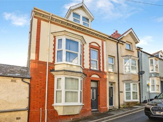 5 bedroom end of terrace house for sale