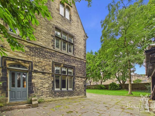 5 bedroom end of terrace house for sale