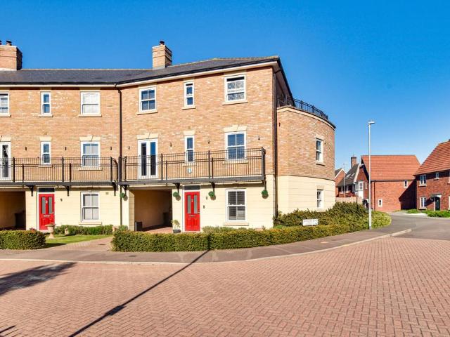5 bedroom end of terrace house for sale