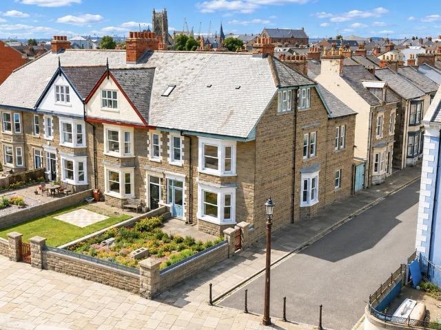 5 bedroom end of terrace house for sale