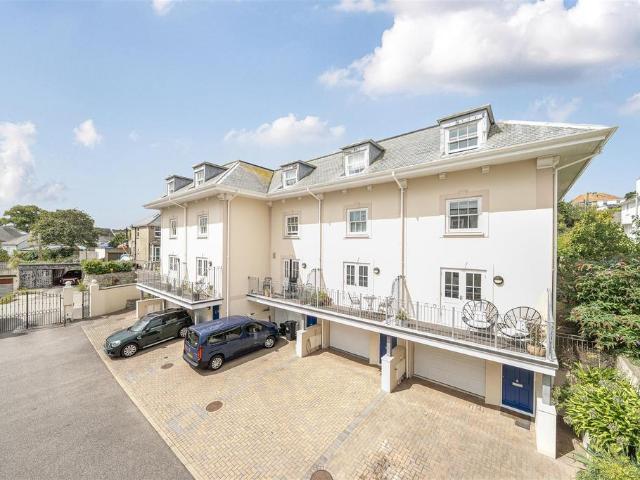 5 bedroom end of terrace house for sale