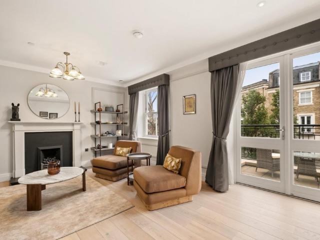 5 bedroom end of terrace house for sale