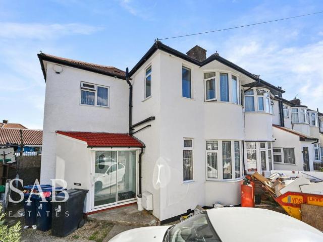 5 bedroom end of terrace house for sale