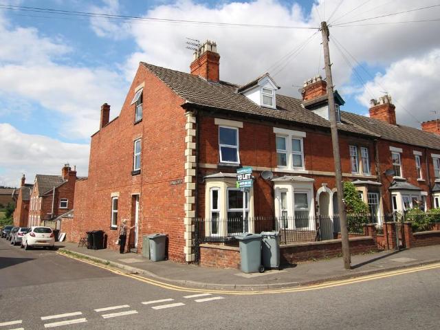 5 bedroom end of terrace house for sale
