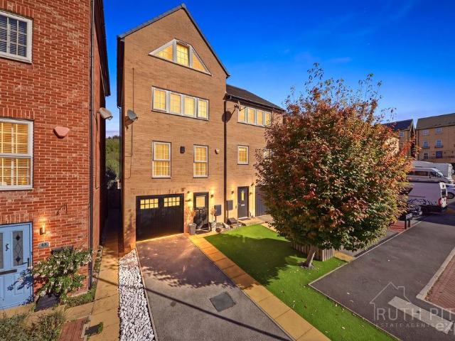 5 bedroom end of terrace house for sale