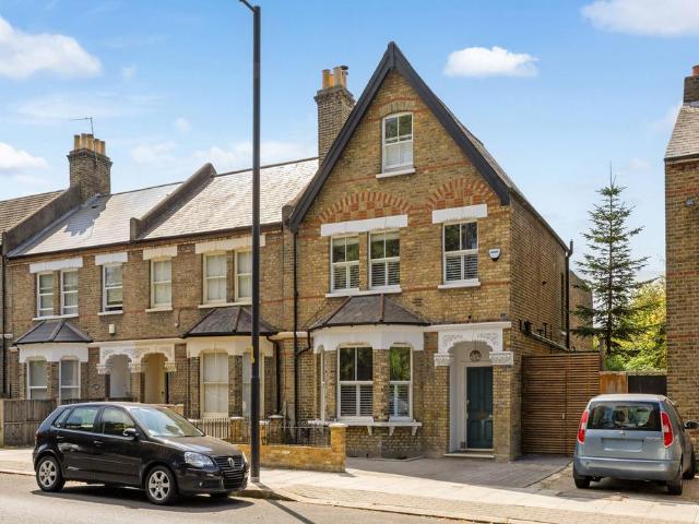 5 bedroom end of terrace house for sale