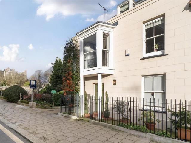 5 bedroom end of terrace house for sale