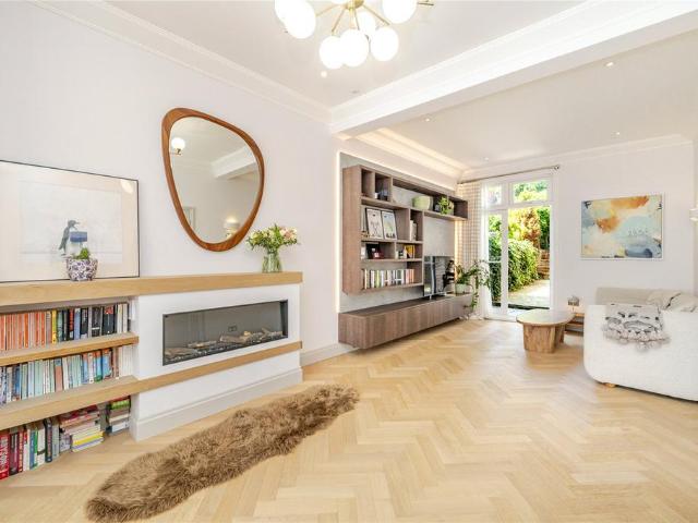 5 bedroom end of terrace house for sale
