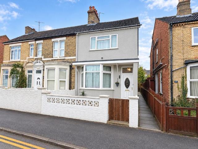 5 bedroom end of terrace house for sale