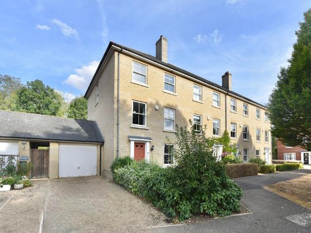 5 bedroom end of terrace house for sale