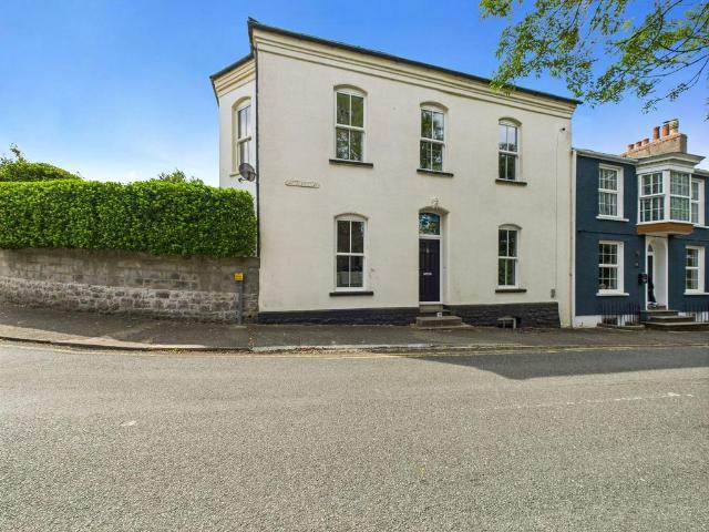 5 bedroom end of terrace house for sale