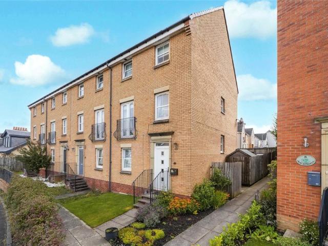 5 bedroom end of terrace house for sale