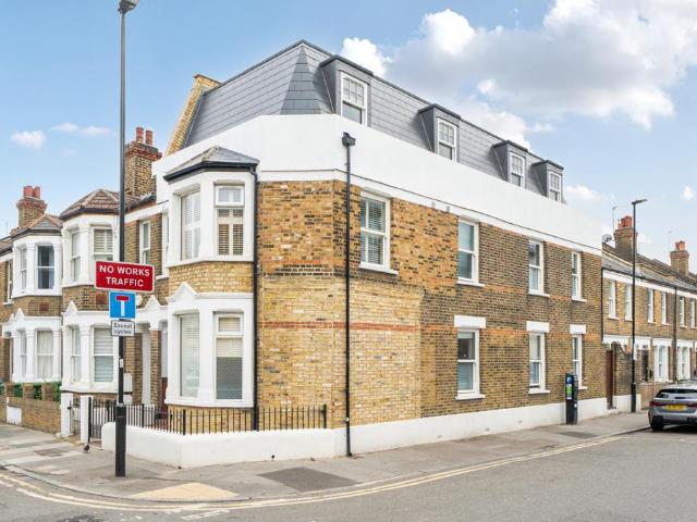 5 bedroom end of terrace house for sale