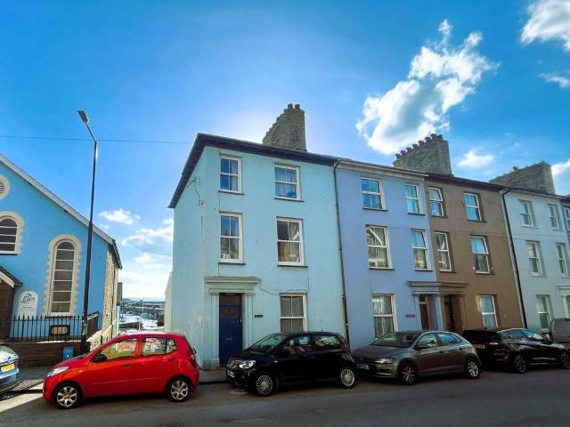 5 bedroom end of terrace house for sale